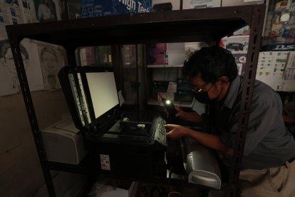 Los ciudadanos revisan constantemente sus equipos para constatar que no tengan daños tras los cortes.