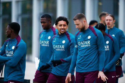 Willian Pacho (2-i) es titular inamovible en la zaga del PSG.