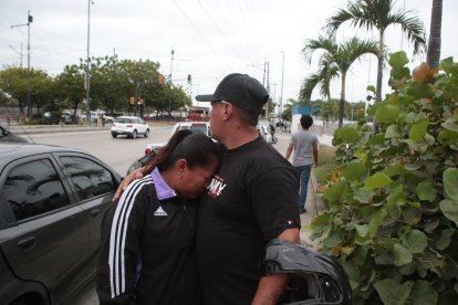 La madre del adolescente es consolada por un familiar.