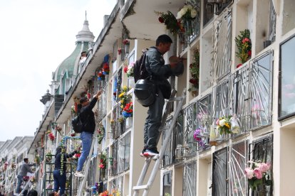 Óscar Cali le ‘mostró’ los mensajes de WhatsApp de su familia a su padre, en el cementerio de San Diego.