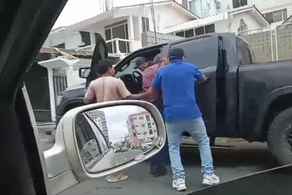 Unas personas ayudaron a padre e hijo  tras el ataque a balas.