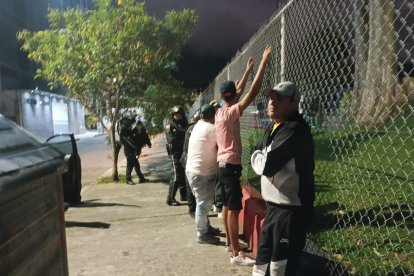 Dos de los sujetos detenidos tienen antecedentes penales. Serían parte de un grupo de delincuencia organizada.