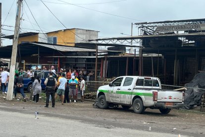 El conductor quedó sin vida en la camioneta que rodó y aplastó a un joven con moto.