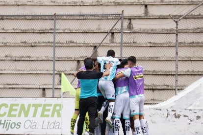 La celebración de los jugadores del Cumbayá tras el gol del triunfo sobre Deportivo Cuenca.