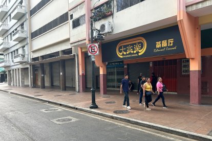 Fuera del establecimiento gastronómico quedaron huellas de sangre, como muestras violentas del hecho.