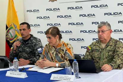 Víctor Zárate, comandante general de la Policía y Mónica Palencia, ministra del Interior.