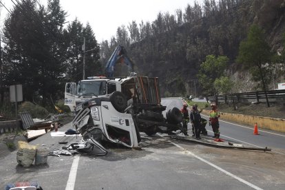 Así quedó el camión después del accidente de tránsito. Transportaba planchas de cartón. Todavía se desconoce la ruta que cubría.