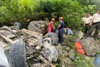Los equipos de emergencia trabajaron arduamente para recuperar el auto y los cuerpos.