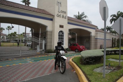La mañana de este martes 5 de noviembre, una agente policial en una motocicleta estuvo resguardando el ingreso al conjunto residencial.