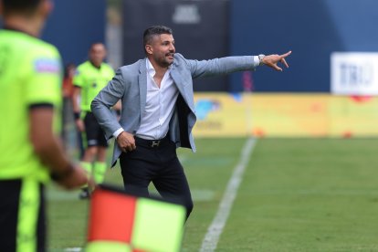 El entrenador Javier Gandolfi quiere entrar a la historia de los rayados ganando LigaPro y Copa Ecuador.