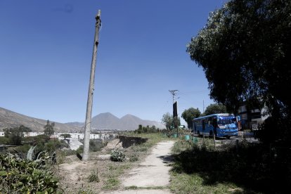 Aunque se anunció el cierre de la vía, los buses siguen circulando.