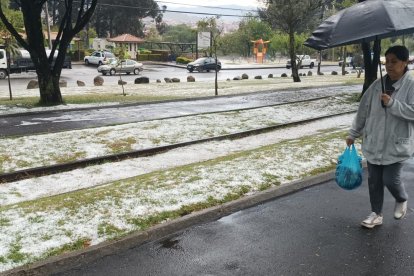 Las calles y andenes de algunos sectores de la ciudad quedaron anegados.