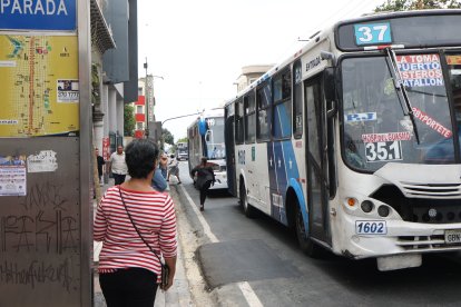 Aglomeración de buses urbanos en la calle Esmeraldas provoca leves temblores en la zona, según moradores.