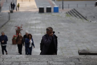 Los feligreses se cubren la nariz antes de ingresar a la iglesia.