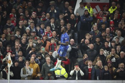 Moisés Caicedo marcó un golazo que le dio el empate al Chelsea en Old Trafford.