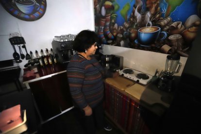 En el negocio de María José no se puede preparar nada sin luz.