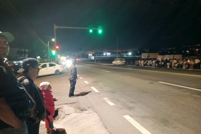 Ambateños esperaban los restos del padre Enrique Arcos.