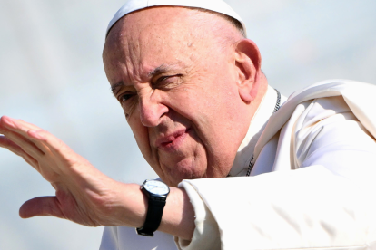 El Papa Francisco saluda al llegar a la audiencia general semanal en la Plaza de San Pedro, Ciudad del Vaticano, 06 de noviembre de 2024.