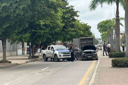 La víctima que iba como copiloto era el objetivo principal, según la policía.