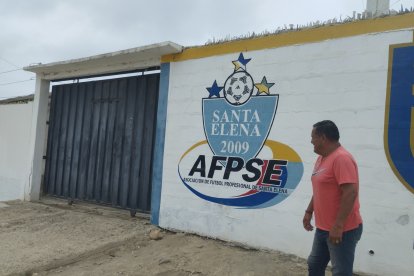 Las puertas de la Asociación de Fútbol de Santa Elena permanecieron cerradas, pese a que los dirigentes "electos" estaban reunidos a su interior.
