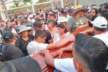 El sepelio contó con gran afluencia de personas. Exigían justicia.
