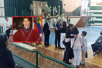 Los asistentes se formaron para dar un abrazo a los parientes del sacerdote Enrique Arcos.
