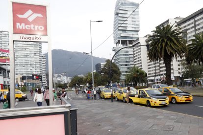 En avenidas como la Naciones Unidas se forma tráfico en una intersección.