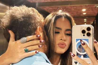 Axel y Valeria Gutiérrez en una romántica foto.