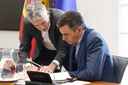 El presidente del Gobierno español, Pedro Sánchez (derecha), junto a Fernando Grande-Marlaska, su ministro del Interior, durante una reunión para tratar la emergencia en Valencia.