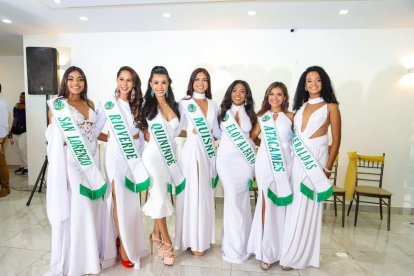 Las candidatas por la corona de Esmeraldas.