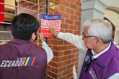 Los inspectores colocaron sellos de clausura en los negocios que no cumplían con las regulaciones sanitarias.