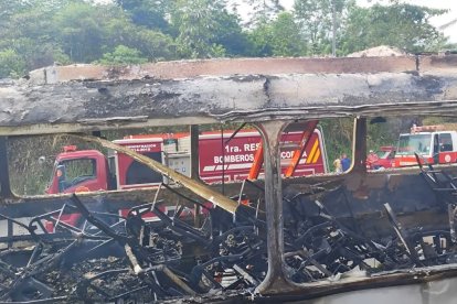 Así quedó la unidad de transporte por el accidente en Quinindé.