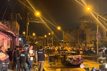 El auto en llamas fue captado minutos después del ataque en Urseza 1, al norte de Machala.
