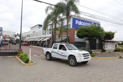 Una patrulla policial estuvo en el centro comercial Mix Center este viernes, en donde ayer hubo un crimen