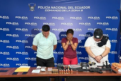 El miembro activo de la Armada del Ecuador (izquierda) fue detenido junto a dos personas más.