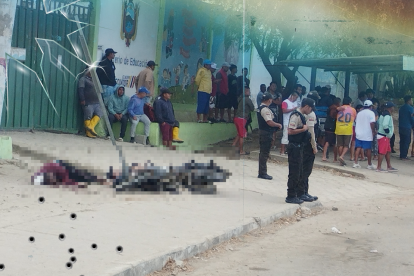 Motorizados se estrellaron y pistoleros los remataron.