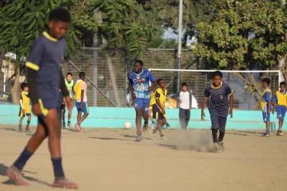 Al sur de Guayaquil la escuela de fútbol del Club Líder entrena en cancha de arcilla.