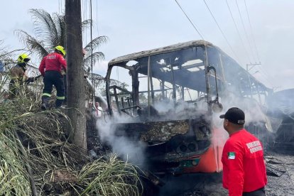 Un bus llevó la peor parte de un accidente de tránsito en Quinindé.