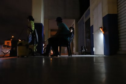 Los tres colegas se mantienen conversando hasta que llegue un cliente.