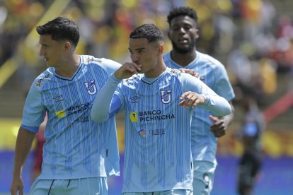 Alexander Alvarado hizo un gol de penal para Católica ante Aucas.