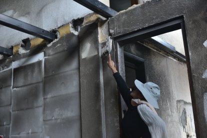María Chango muestra los daños que tuvo en su casa tras el incendio del 24 de septiembre.