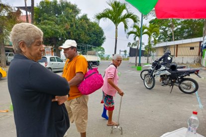 Parientes llegaron a la morgue de Quevedo, Los Ríos, para retirar el cuerpo.