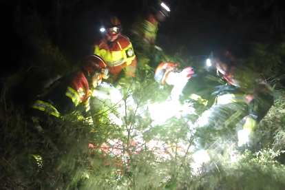 Miembros del Cuerpo de Bomberos ayudaron en la extracción.