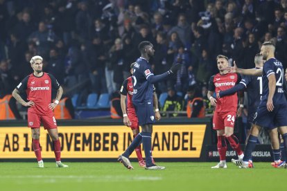 Desilusión en los rostros de Leverkusen tras ser empatados al final del partido por Bochum