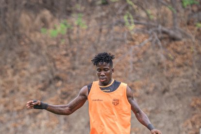 Adonis Preciado volvió a las prácticas de Barcelona y podría tener minutos ante Cumbayá en el Monumental