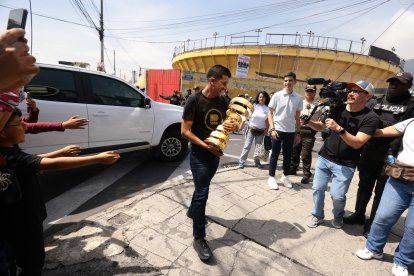 El ciclista ecuatoriano Richard Carapaz llegó a la ceremonia de apertura con el trofeo del GIro de Italia 2019, algo que se robó los aplausos de los aficionados.