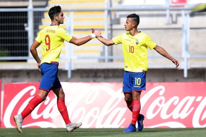 Jordan Rezabala (d) celebra un gol junto a Leonardo Campana en el Sudamericano Sub-20 en que quedaron campeones