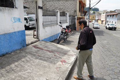 Un morador se acercó a mirar la huella que quedó del ataque violento en la Ferroviaria Baja. Tres personas fueron las afectadas.