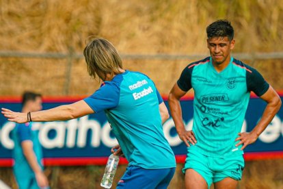 Sebastián Beccacece y Javier Arreaga en un entrenamiento de Ecuador.
