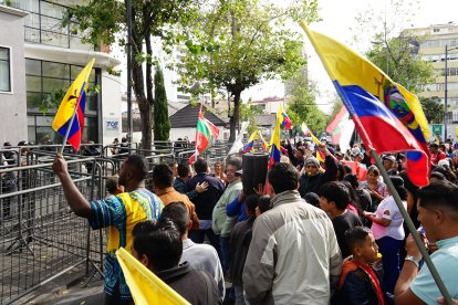 Decenas de personas esperan por la sesión del TCE. Hay fuerte resguardo policial